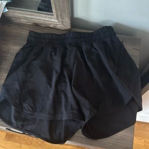 Lulu lemon track that 5” size 8 short lined worn only a couple times. Too small